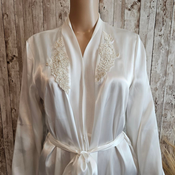 LINEA DONATELLA Soft WHITE SATIN ROBE Sequin S/M Silky - Picture 2 of 8